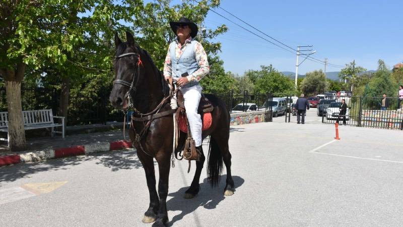 Oy kullanmaya atıyla giden kovboy: Bahçeye bağladı sandığa gitti 1