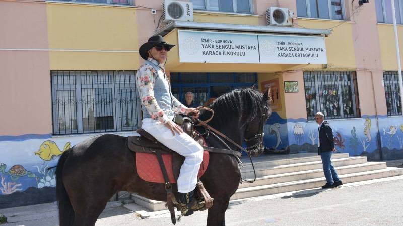 Oy kullanmaya atıyla giden kovboy: Bahçeye bağladı sandığa gitti 2