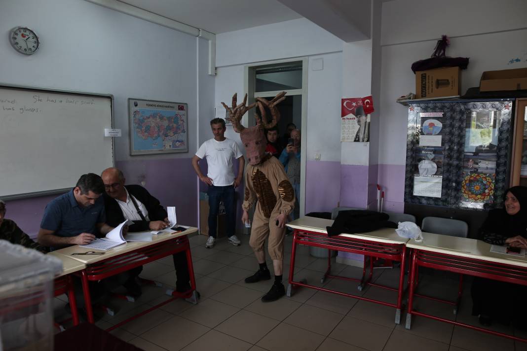 Sandık başına geyik kostümüyle geldi: Güne damga vurdu! 1