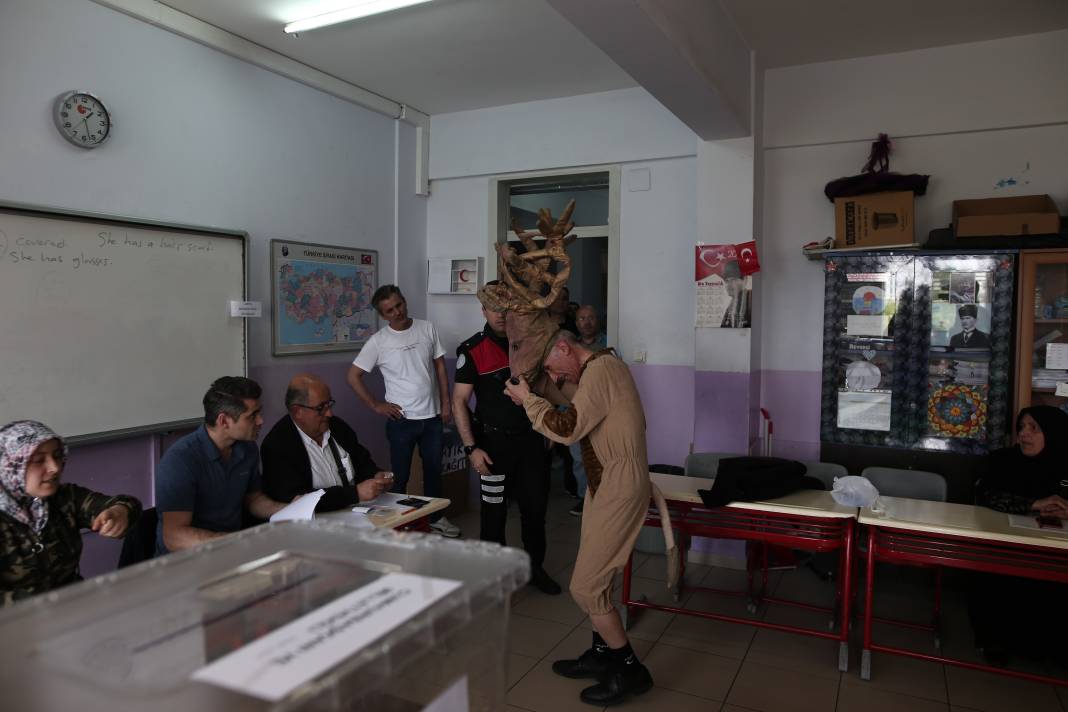 Sandık başına geyik kostümüyle geldi: Güne damga vurdu! 2