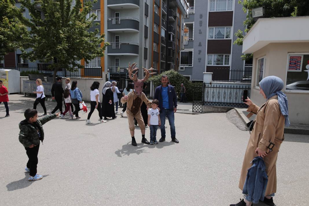 Sandık başına geyik kostümüyle geldi: Güne damga vurdu! 5