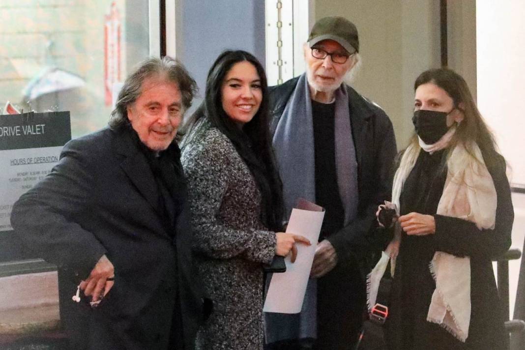 82 yaşındaki dünyaca ünlü oyuncu Al Pacino 29 yaşındaki sevgilisi Noor Alfallah'dan bebek bekliyor 3