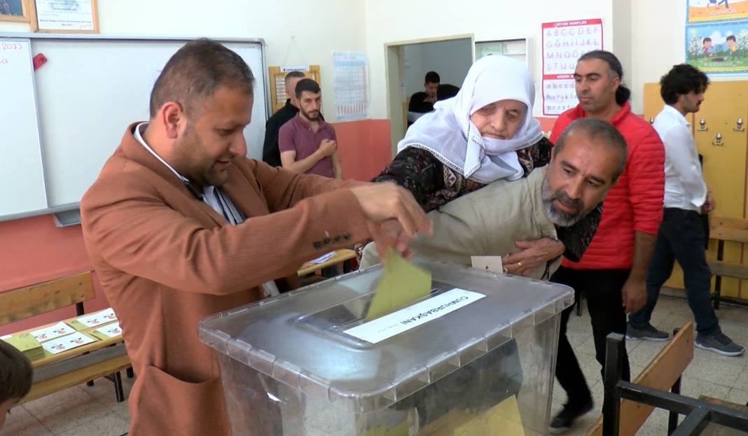 Oğlunun sırtına sandığa gitti: Helal olsun! 1