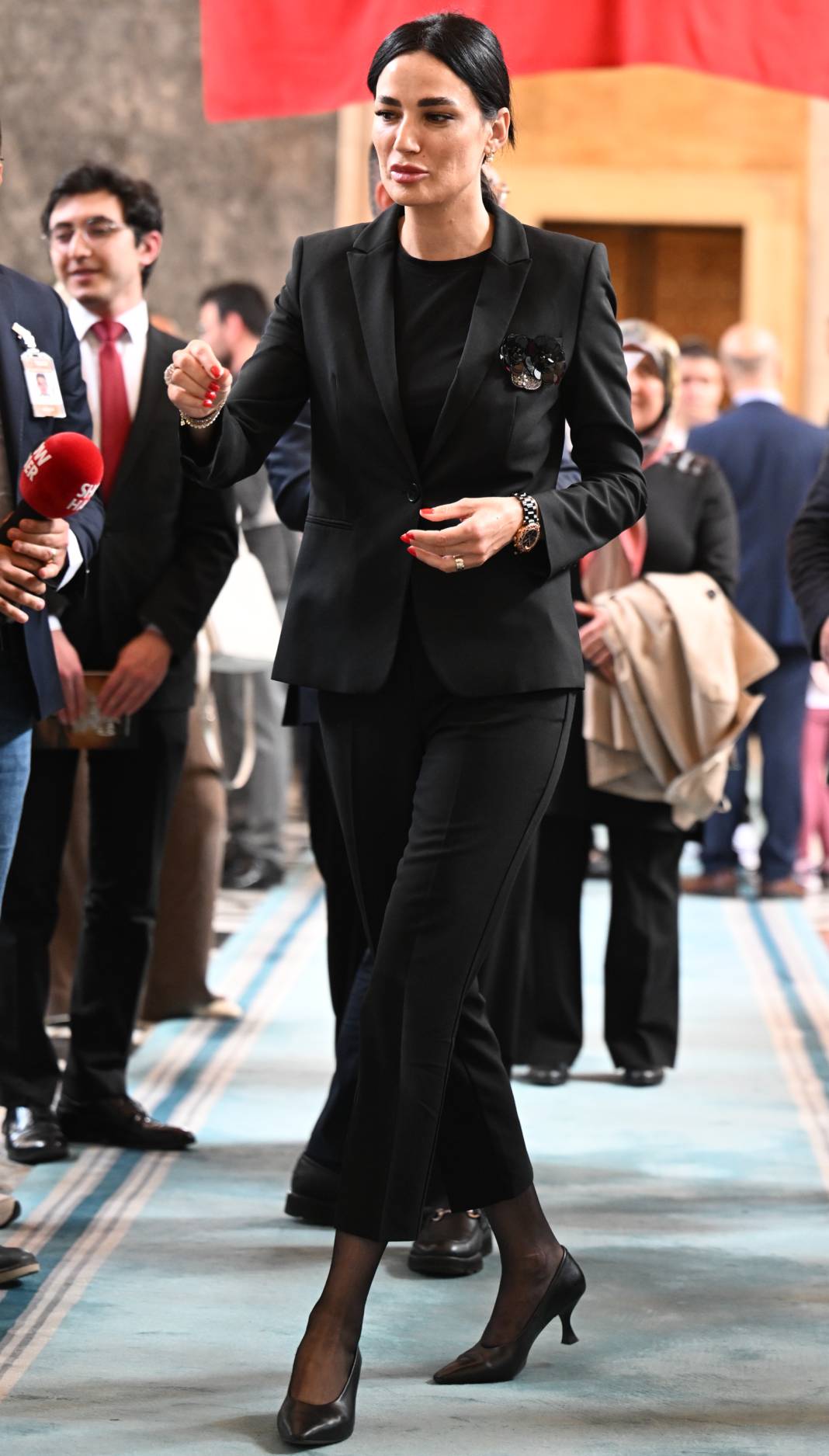 Mecliste tüm gözler üzerindeydi! Türkiye güzeli resmen milletvekili oldu 4