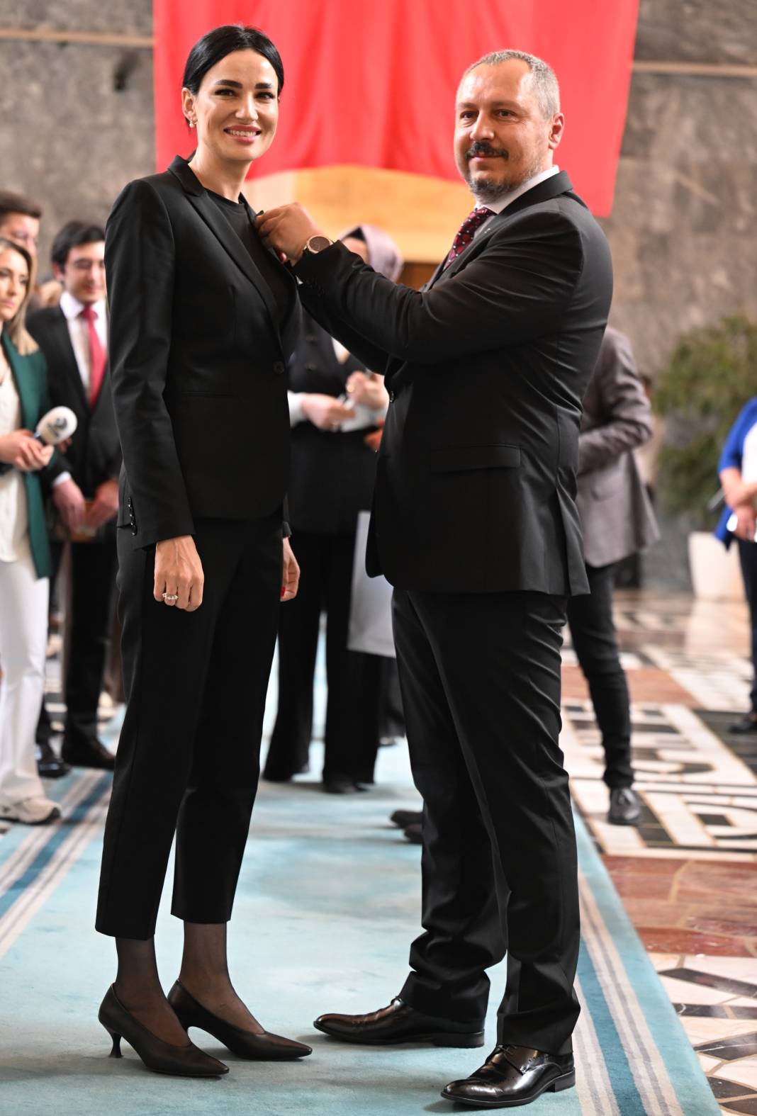 Mecliste tüm gözler üzerindeydi! Türkiye güzeli resmen milletvekili oldu 2