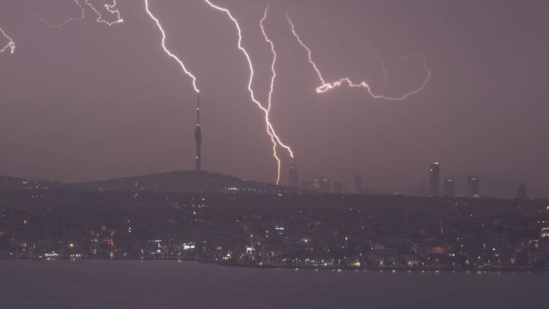 İstanbul’da kartpostallık manzara: 5 bin şimşek bir arada! 2