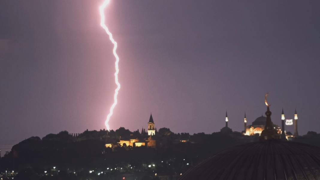 İstanbul’da kartpostallık manzara: 5 bin şimşek bir arada! 3