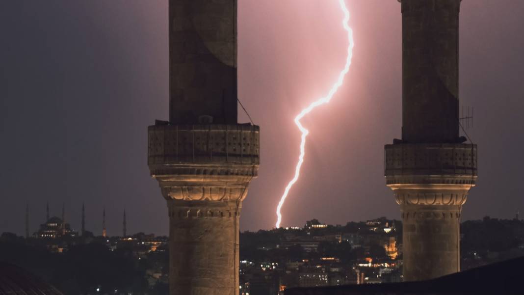 İstanbul’da kartpostallık manzara: 5 bin şimşek bir arada! 4