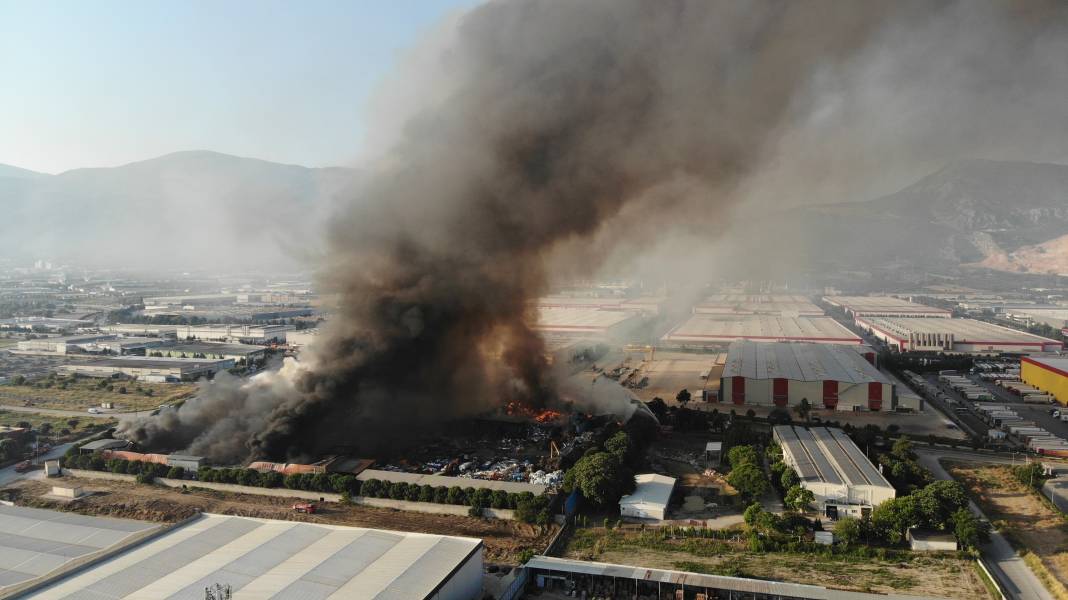 Manisa'da geri dönüşüm fabrikasında yangın: 16 saattir devam ediyor 2