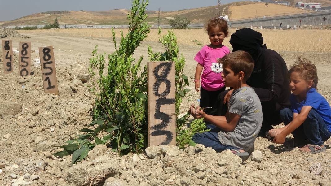 Deprem bölgesinde acı bayram: Mezarlara örtülen bayramlıklar yürek yaktı 9