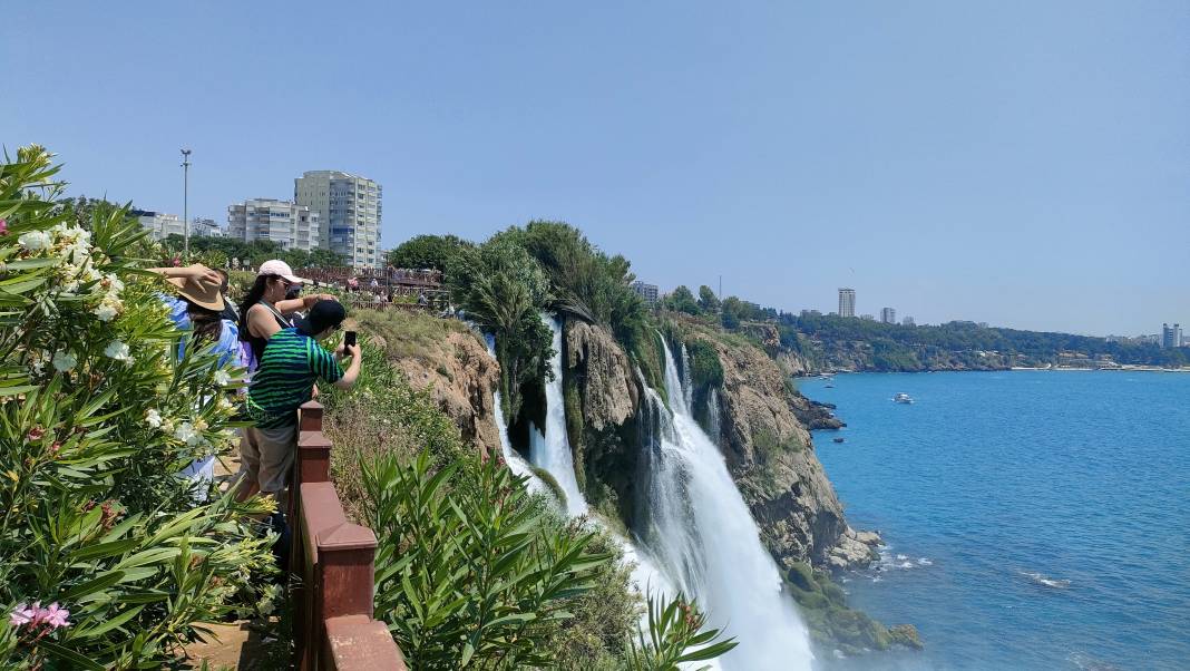 Antalya'nın dünyaca ünlü şelalesine ziyaretçi akını 1