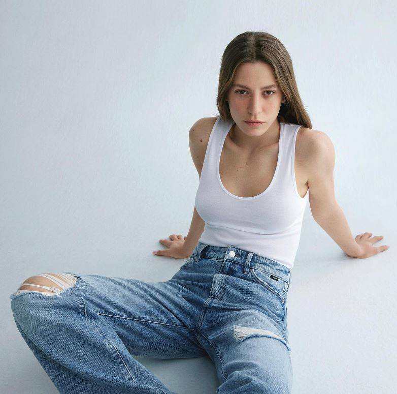 Aile dizisinin Devin'i Serenay Sarıkaya bikinisiyle uçmalara doyamadı 1