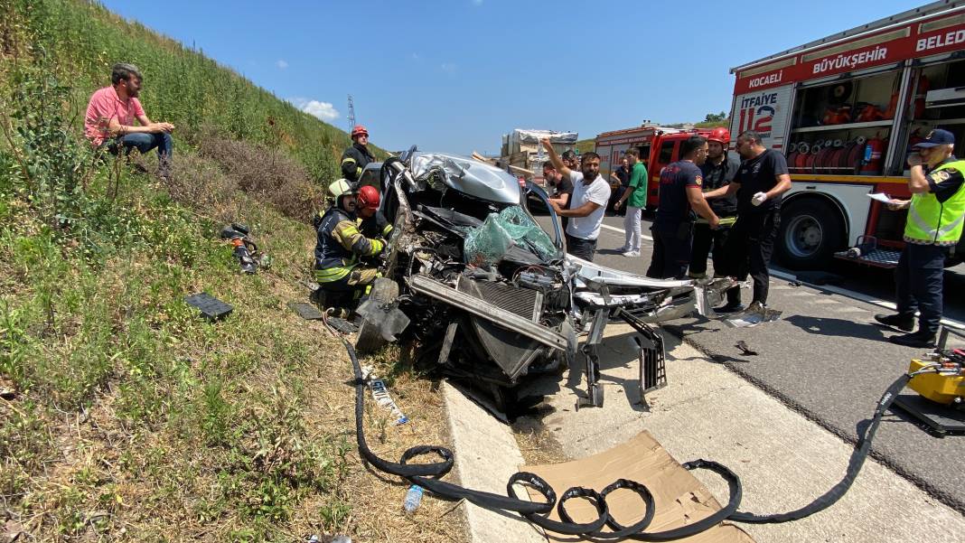 Kuzey Marmara Otoyolu'nda feci kaza: Çarpışan araçlar 90 metre sürüklenerek durabildi 1