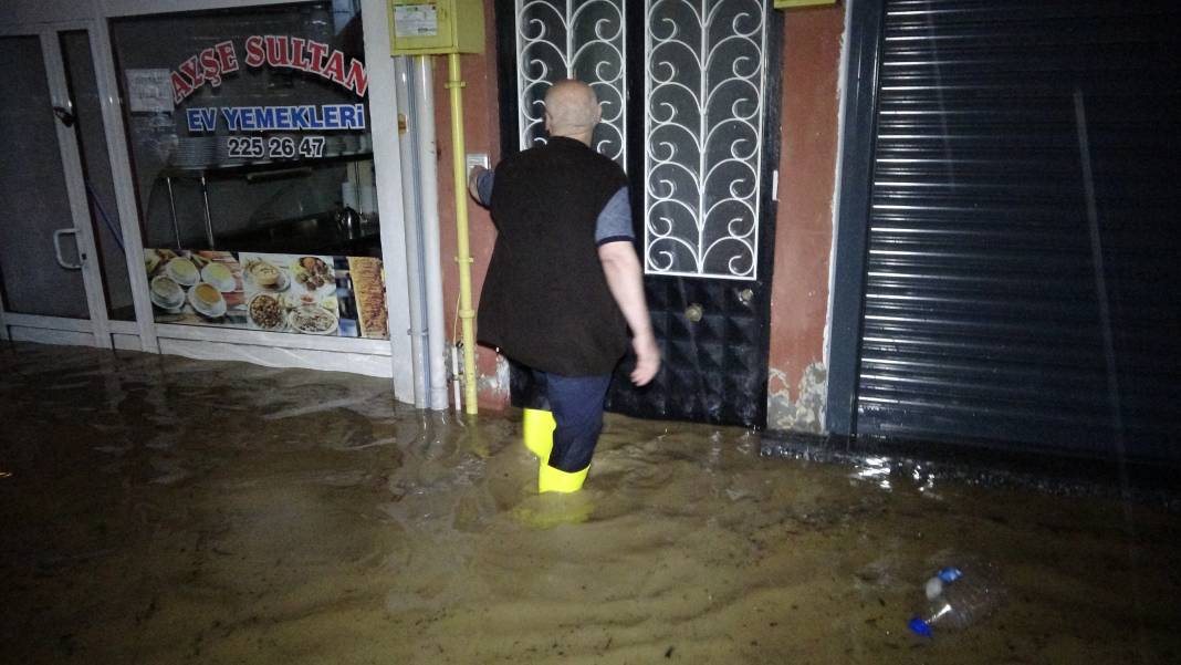 Karadeniz’i sel vurdu: Cadde ve sokaklar göle döndü 2