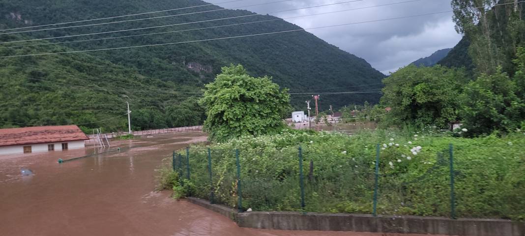 Kastamonu sele teslim oldu: 3 mahallede evleri su bastı, yollar trafiğe kapandı 9