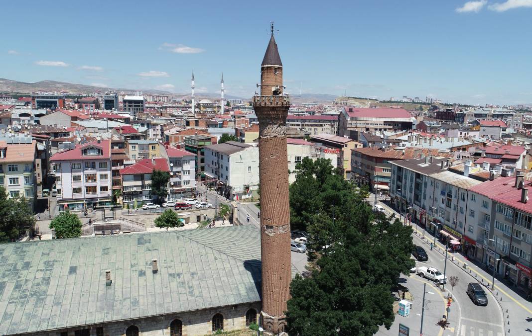 Tarihi minarenin kayıp yazıları 'bisküviden' çıktı 4