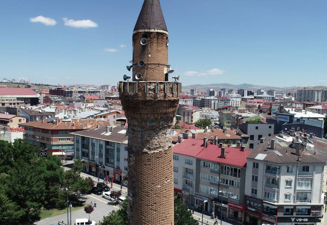 Tarihi minarenin kayıp yazıları 'bisküviden' çıktı 1