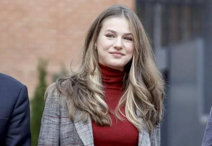 Kralın güzeller güzeli 17 yaşındaki Kraliçesi askere gitti 4