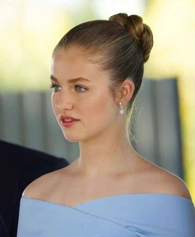 Kralın güzeller güzeli 17 yaşındaki Kraliçesi askere gitti 5