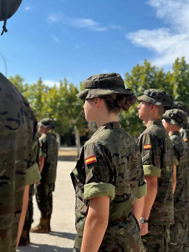 Kralın güzeller güzeli 17 yaşındaki Kraliçesi askere gitti 1