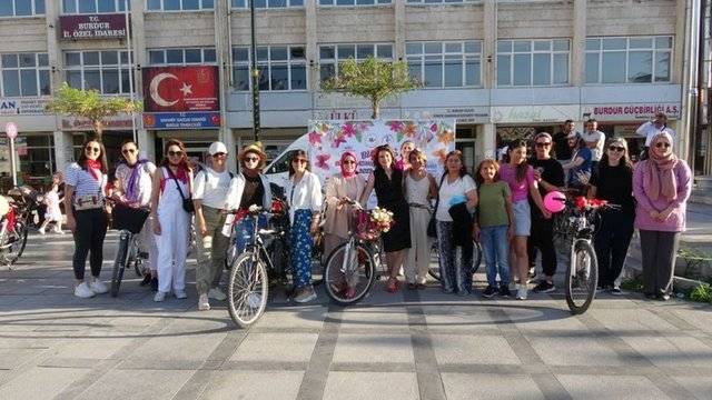 Süslü Kadınlar Bisiklet Turu düzenlendi 12