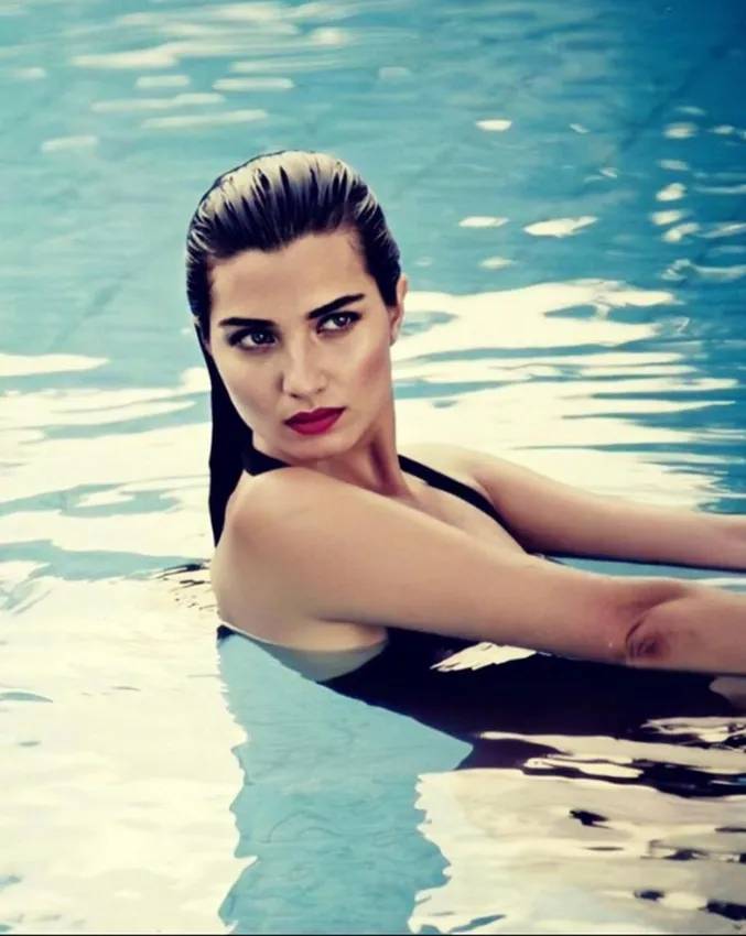 Tuba Büyüküstün'ün ayakları olay oldu! Hayranları yorum yağdırdı 17