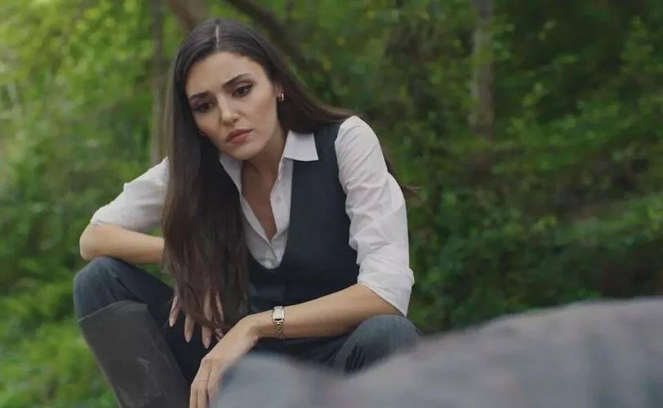 Hande Erçel ile Burak Deniz'in "Bambaşka Biri" yayınlandı! Erçel dizinin ilk bölümünden fena çuvalladı 3