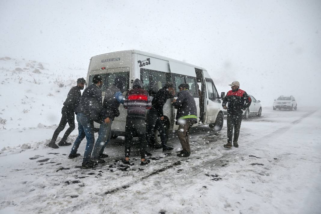 Van'da araçlara kar engeli! Yolda mahsur kaldılar 1