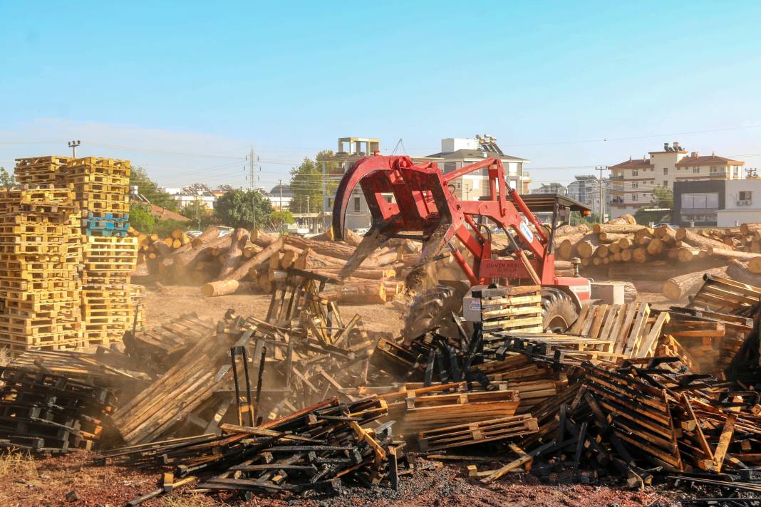 Palet üretim tesisindeki yangında binlerce lira zarar! 2