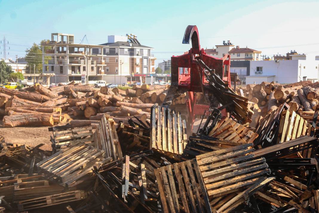 Palet üretim tesisindeki yangında binlerce lira zarar! 5