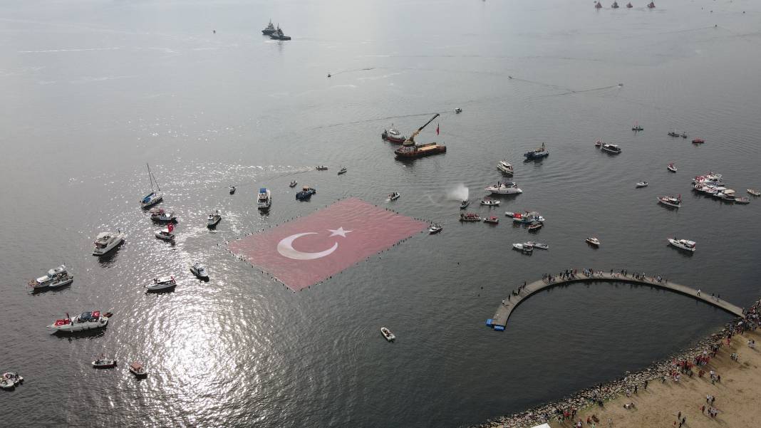 İzmit Körfezi'nde 1923 metrekarelik bayrak açıldı 4