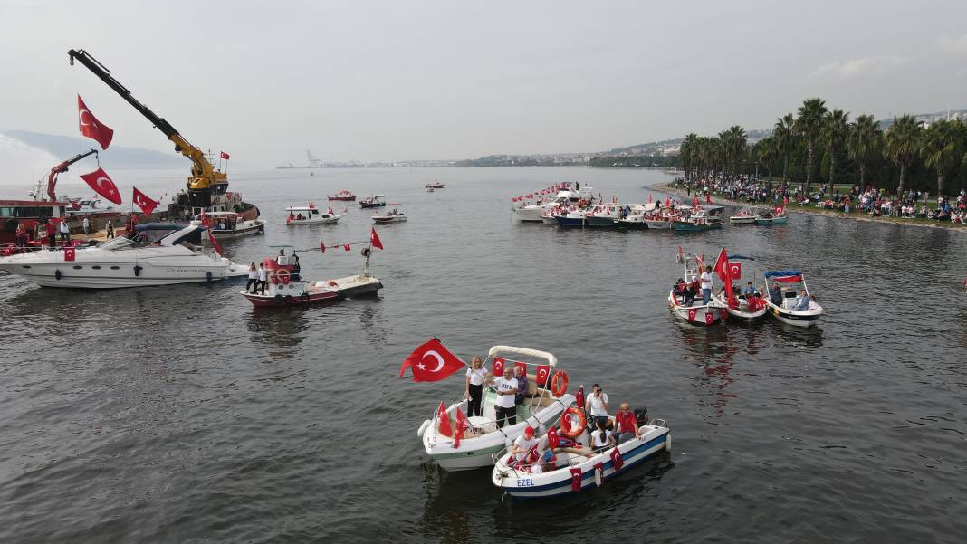 İzmit Körfezi'nde 1923 metrekarelik bayrak açıldı 2