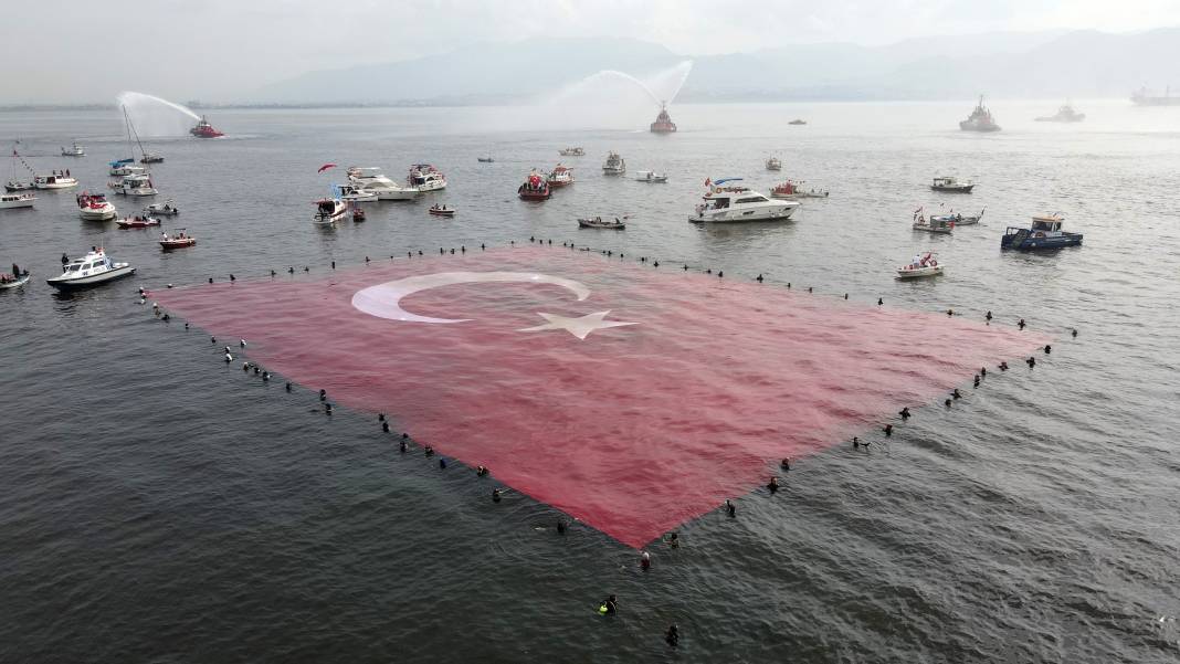 İzmit Körfezi'nde 1923 metrekarelik bayrak açıldı 6