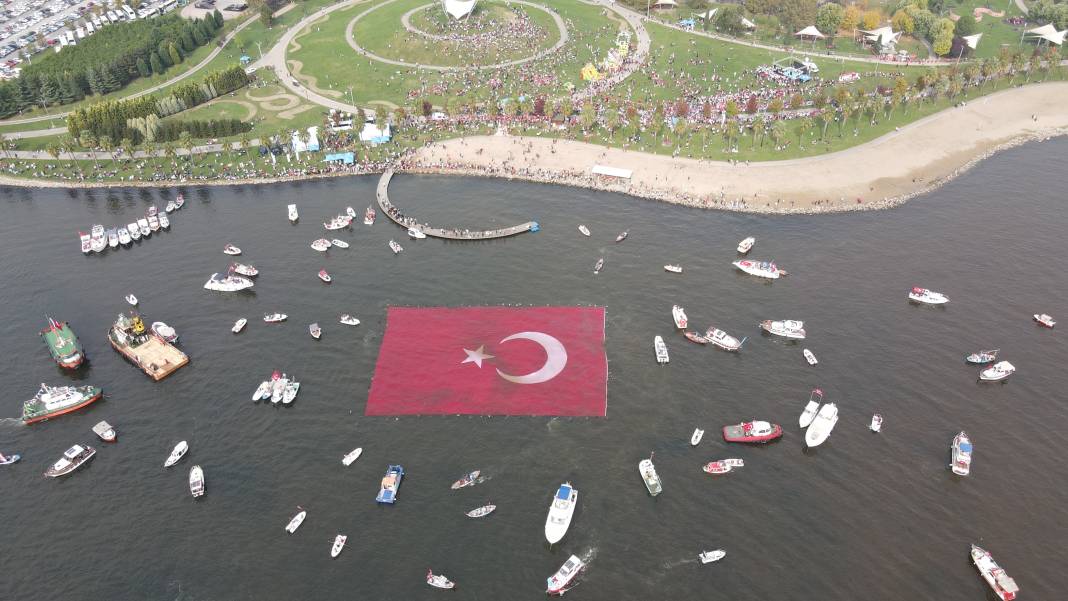 İzmit Körfezi'nde 1923 metrekarelik bayrak açıldı 7