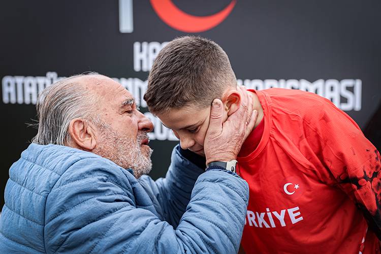 Dürüstlük yaptı, hediye milli formayı kaptı 4