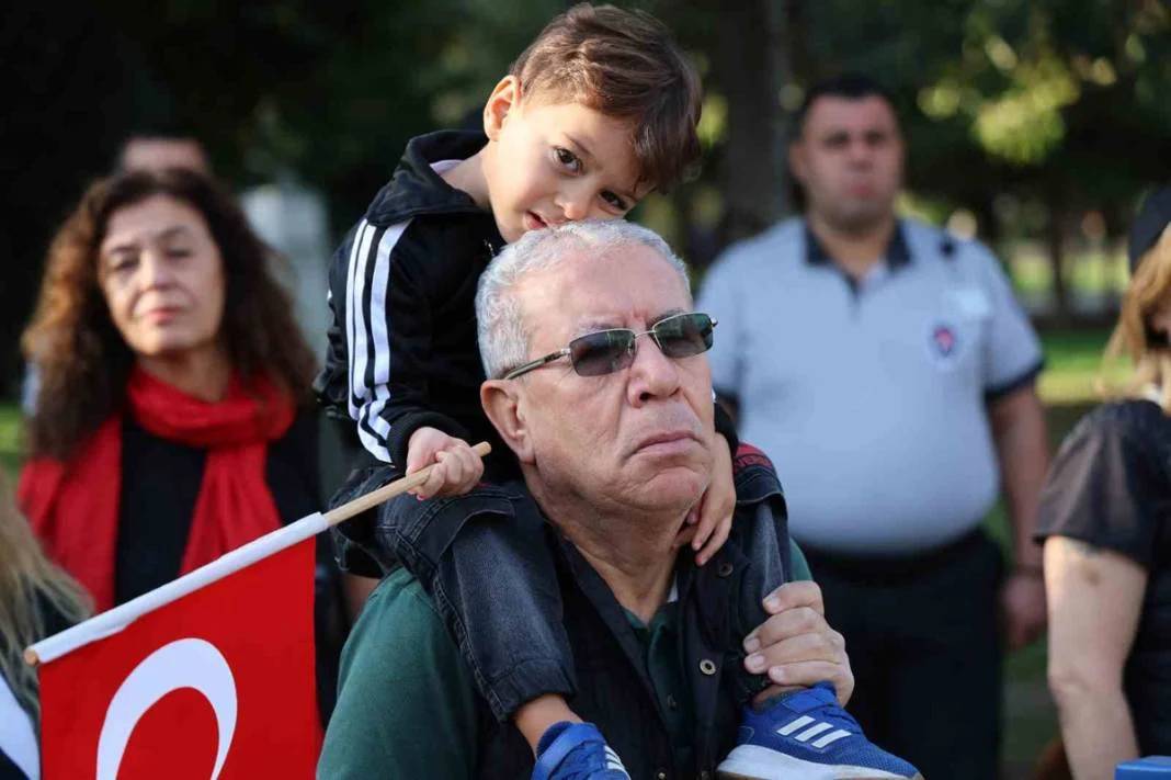 Saat 9'u 5 geçe tüm ülkede hayat durdu: İşte Türkiye'den 10 Kasım kareleri 20