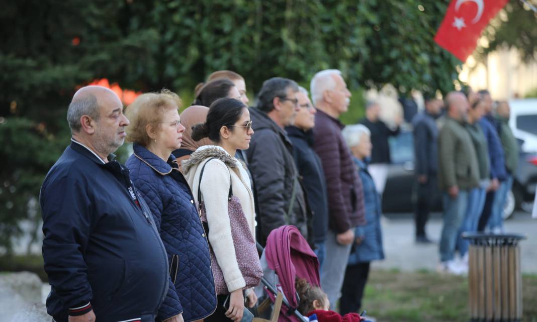 Saat 9'u 5 geçe tüm ülkede hayat durdu: İşte Türkiye'den 10 Kasım kareleri 12