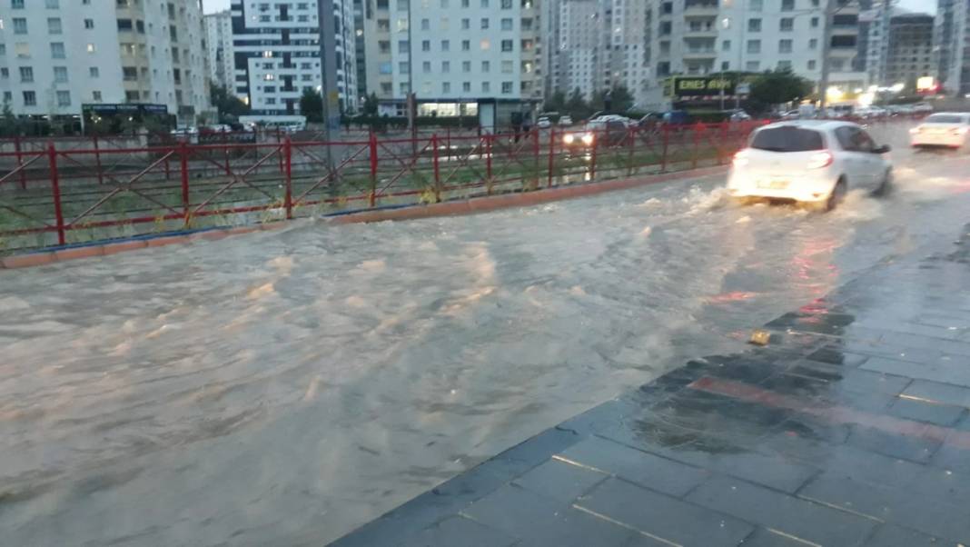 Meteoroloji'den İstanbul dahil 12 il için sarı, 4 il için turuncu kodlu uyarı! Sağanak, sel ve su baskını... 11