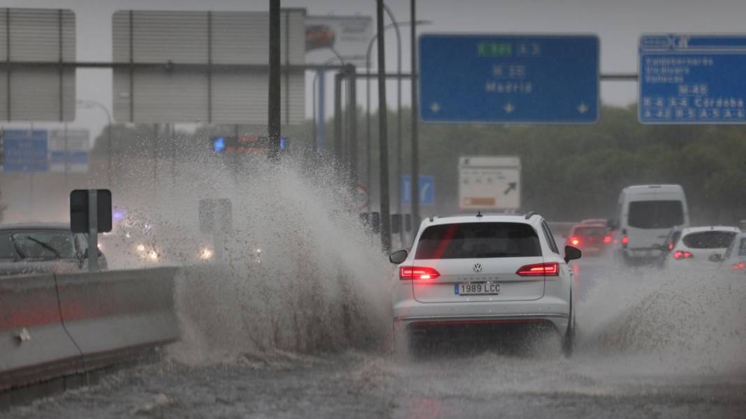 Meteoroloji'den İstanbul dahil 12 il için sarı, 4 il için turuncu kodlu uyarı! Sağanak, sel ve su baskını... 7