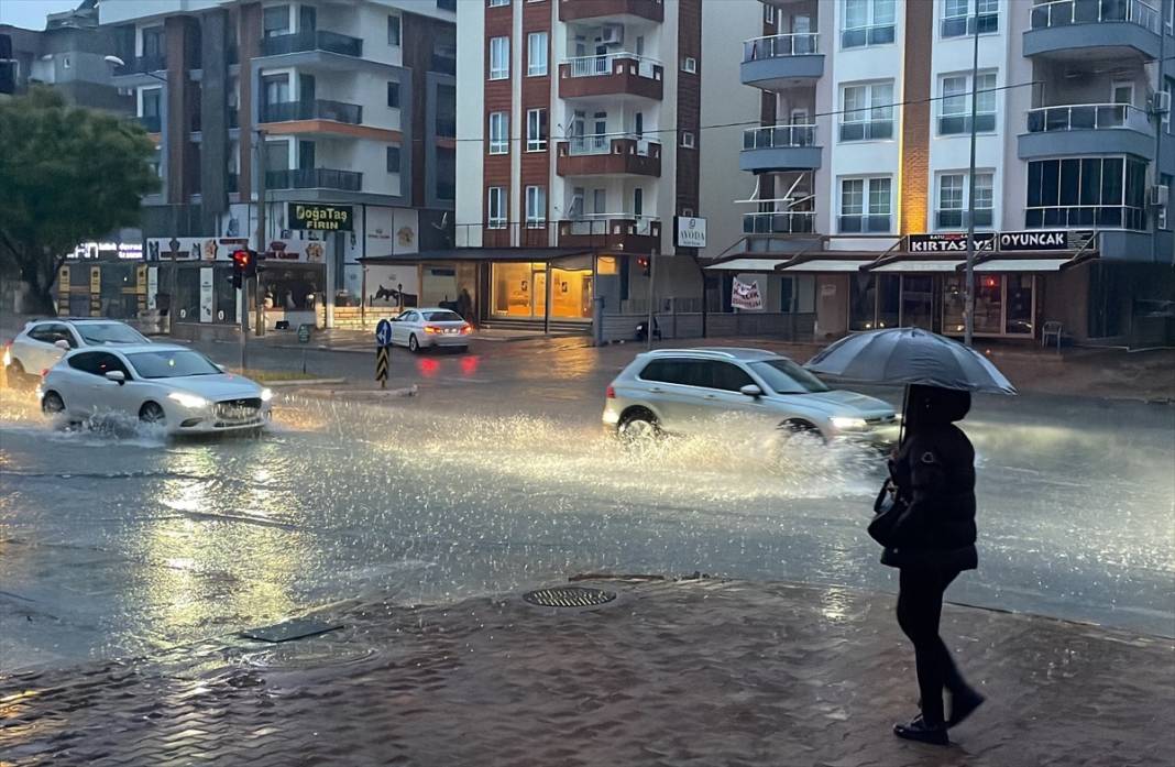 Meteoroloji'den İstanbul dahil 12 il için sarı, 4 il için turuncu kodlu uyarı! Sağanak, sel ve su baskını... 6