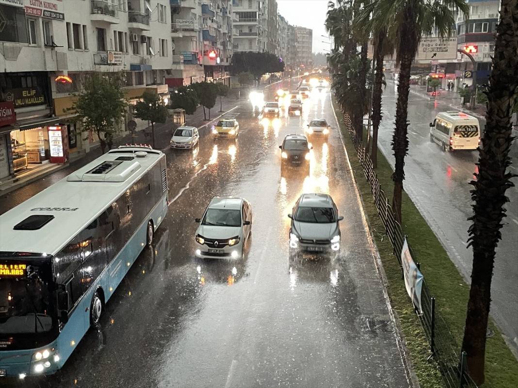 Meteoroloji, AFAD, AKOM ve İstanbul Valiliği günler öncesinden uyarmıştı: İstanbul'u sağanak ve fırtına esir aldı! 5