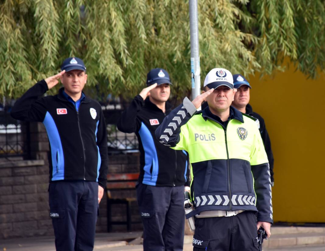 Saat 9'u 5 geçe tüm ülkede hayat durdu: İşte Türkiye'den 10 Kasım kareleri 14