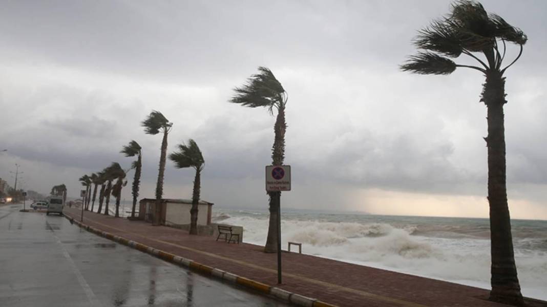 Meteoroloji, AFAD, AKOM ve İstanbul Valiliği günler öncesinden uyarmıştı: İstanbul'u sağanak ve fırtına esir aldı! 13