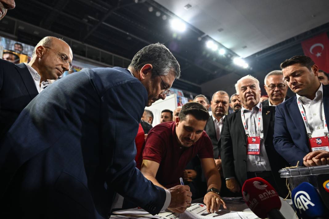 Cumhurbaşkanı Erdoğan'ın 'Al birini vur diğerine' sözlerine Özgür Özel'den ilk yanıt:  İçindeki karabasanı anlıyorum 8