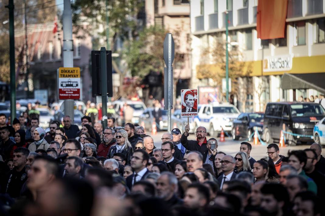 Saat 9'u 5 geçe tüm ülkede hayat durdu: İşte Türkiye'den 10 Kasım kareleri 49