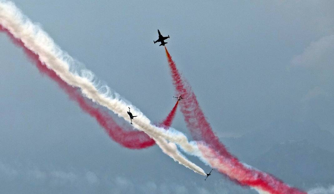 Türk Yıldızları Antalya’yı yaza çevirdi: Binlerce kişi sahili doldurdu 1