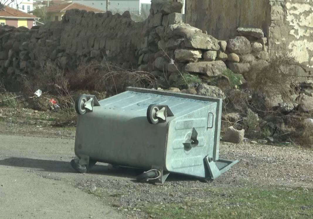 Şiddetli fırtına ağaçları söktü, tabelaları devirdi, çatıları uçurdu! 5