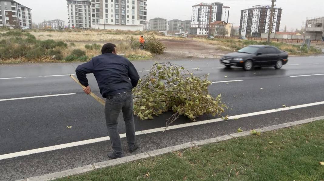 Şiddetli fırtına ağaçları söktü, tabelaları devirdi, çatıları uçurdu! 2