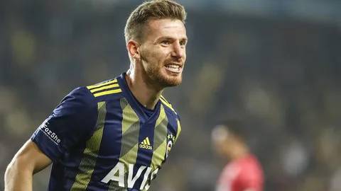 Fenerbahçelileri kızdıran görüntüler... Sakatlığı bulunan Serdar Aziz Bebek'te sigara tüttürdü 6