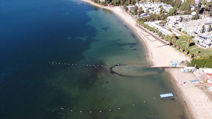 Bodrum'da yağış sonrası denizin rengi değişti, sahilde de kirlilik oluştu 5